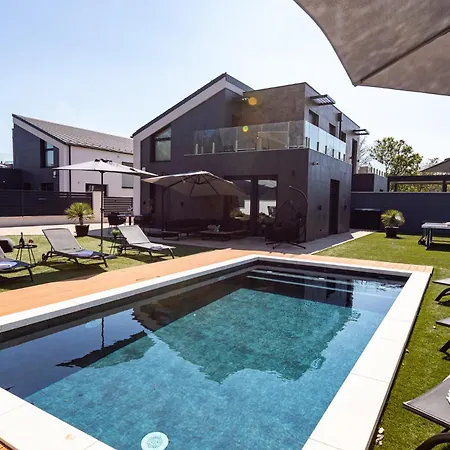 Villa Porta I - Private Pool Balatonalmádi